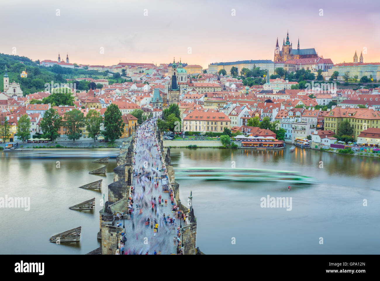 Die Karlsbrücke liegt in Prag, Tschechien. Fertige im XV Jahrhundert, überquert er die Moldau führt die Zertifizierungsstelle Stockfoto