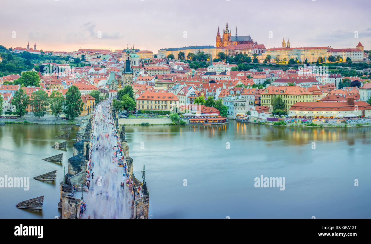 Die Karlsbrücke liegt in Prag, Tschechien. Fertige im XV Jahrhundert, überquert er die Moldau führt die Zertifizierungsstelle Stockfoto