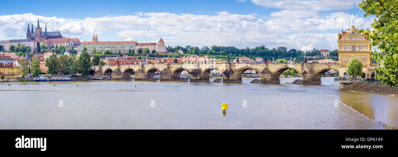 Die Karlsbrücke liegt in Prag, Tschechien. Fertige im XV Jahrhundert, es ist eine mittelalterliche gotische Brücke über die Stockfoto
