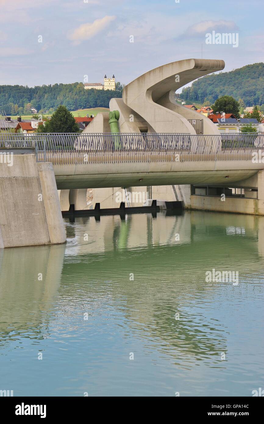 Die Salzach Wasserkraftwerk in Salzburg, Österreich. Im Hintergrund die Kirche Wallfahrtsort Maria Plain. Stockfoto