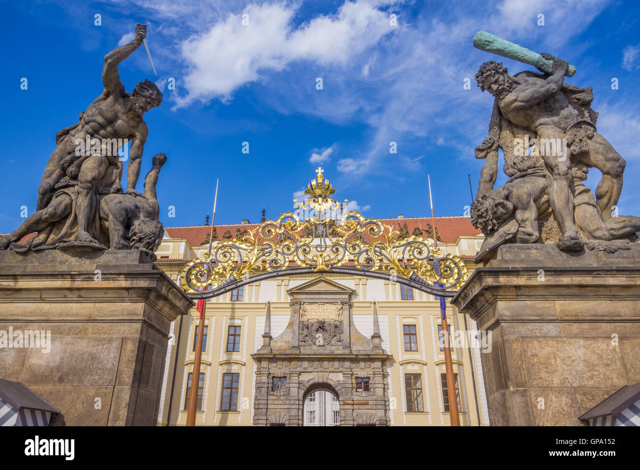 Gebaut im IX. Jahrhundert, die Prager Burg ist das größte alte Schloss der Welt und dient als der offizielle Wohnsitz Stockfoto