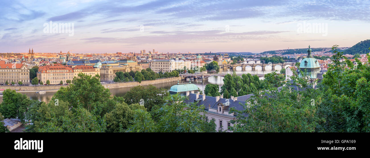 Prag ist die Hauptstadt der Tschechischen Republik. Es ist die größte Stadt des Landes und hat während der romanischen und Flo gegründet Stockfoto