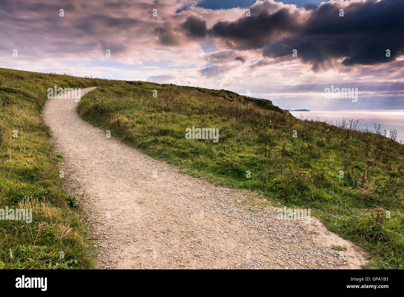 Ein Fußweg auf der South West Coastal Path im Watergate Bay in Cornwall. Stockfoto