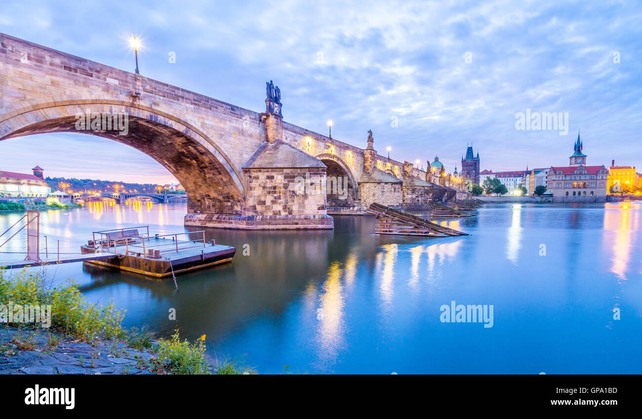 Die Karlsbrücke liegt in Prag, Tschechien. Fertige im XV Jahrhundert, es ist eine mittelalterliche gotische Brücke über die Stockfoto