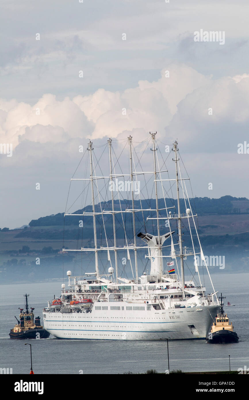 Windsurfing Luxusliner in Leith Harbour Stockfoto