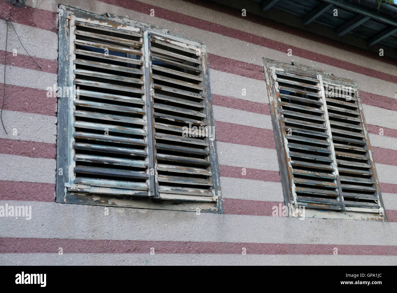 Alte Fensterläden am Haus Stockfoto Alte Fensterläden am Haus Stockfoto