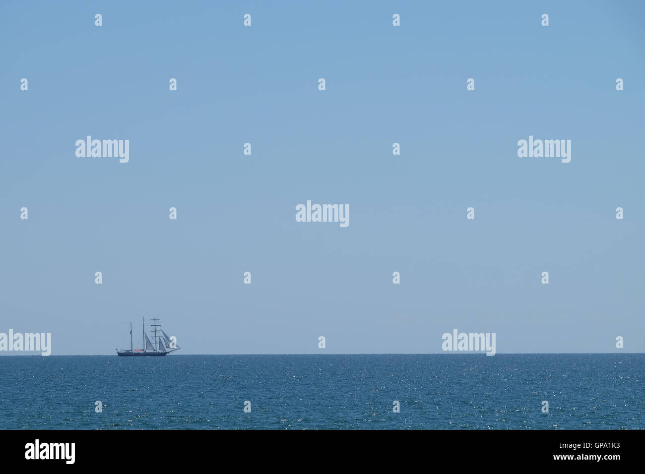 Segelboote am Horizont des Meeres Stockfoto