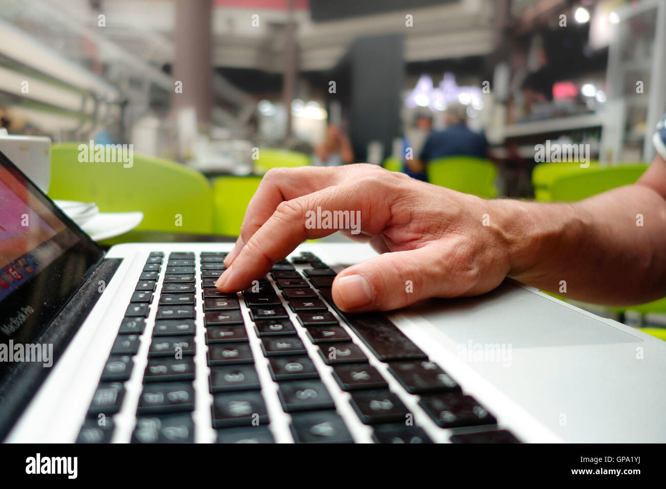 Nutzen kostenfreies WLAN. Hand des Mannes auf Laptop-Computer im Geschäftszentrum. Stockfoto