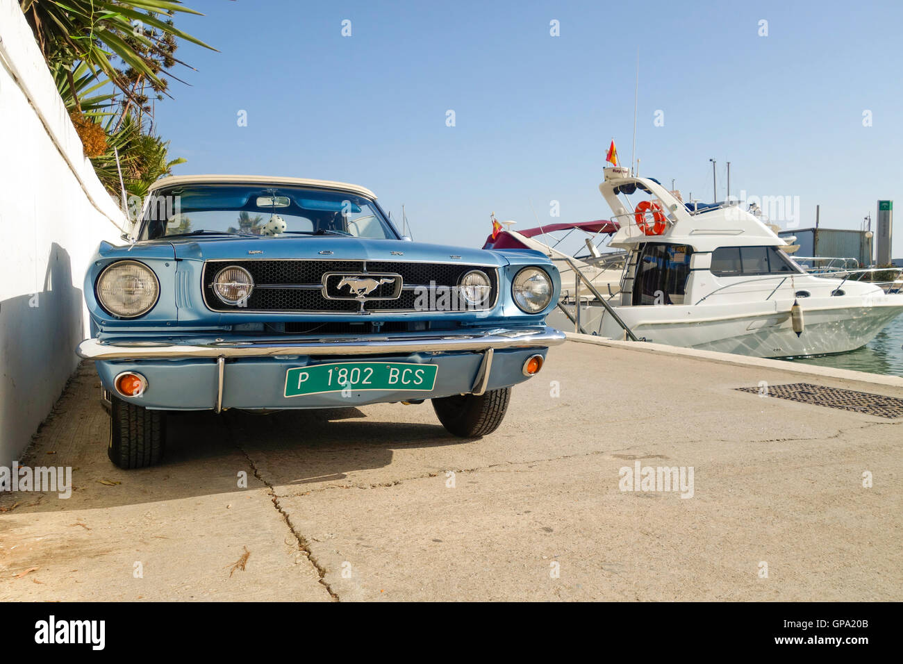 Ford Mustang Cabrio 200, geparkt im Luxus-Hafen, Cabopino, Spanien. Stockfoto