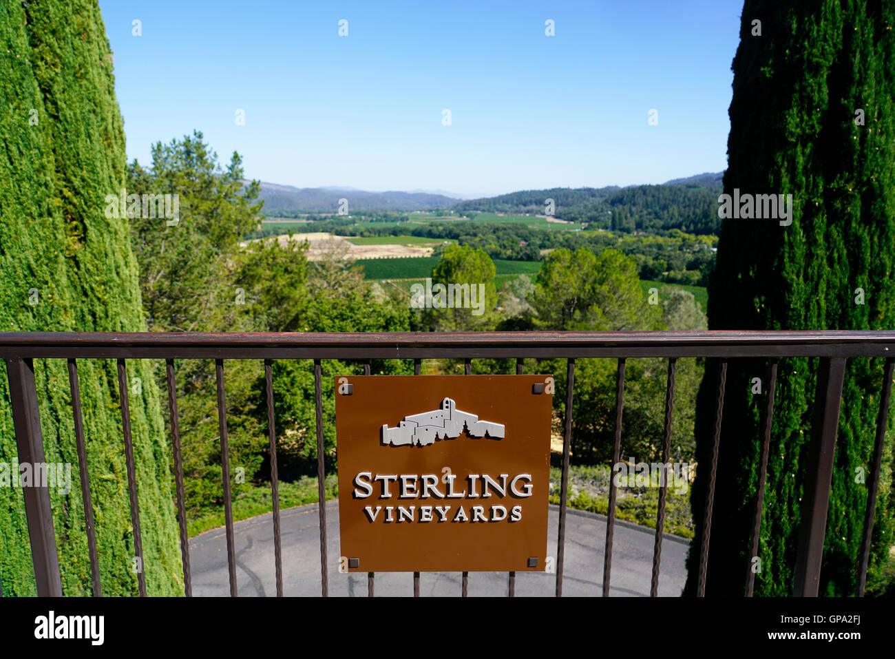 Das Zeichen des Sterling Vineyards Weingut mit dem Napa Valley View und Weinberg im Hintergrund, Calistoga, Kalifornien, USA Stockfoto