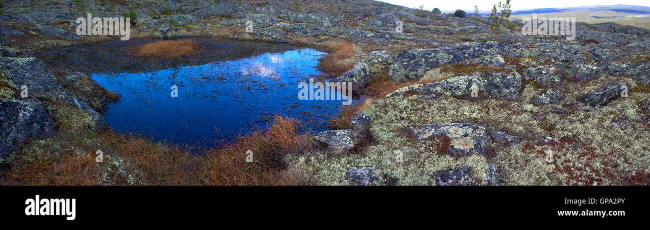 Blaue sehr kleiner See unter Bergtundra. Tal erstreckt sich unterhalb Stockfoto