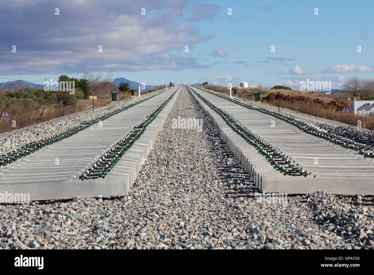 Eisenbahn auf Bau, Kies und Eisenbahn-Schwellen Stockfoto
