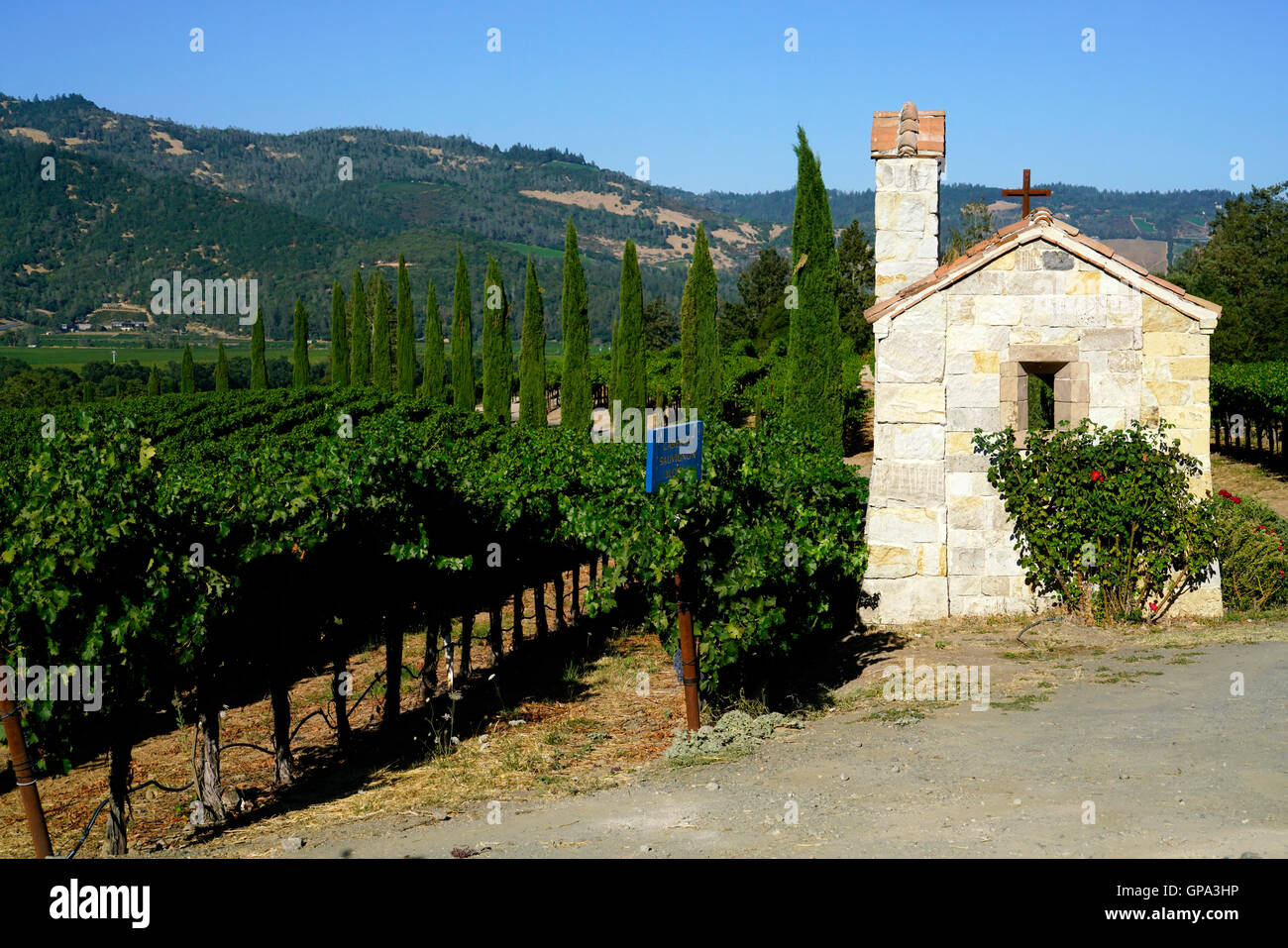 Kleine steinerne Kapelle und Weingut Castello di Amorosa Winery.Calistoga,Napa Valley.California,USA Stockfoto