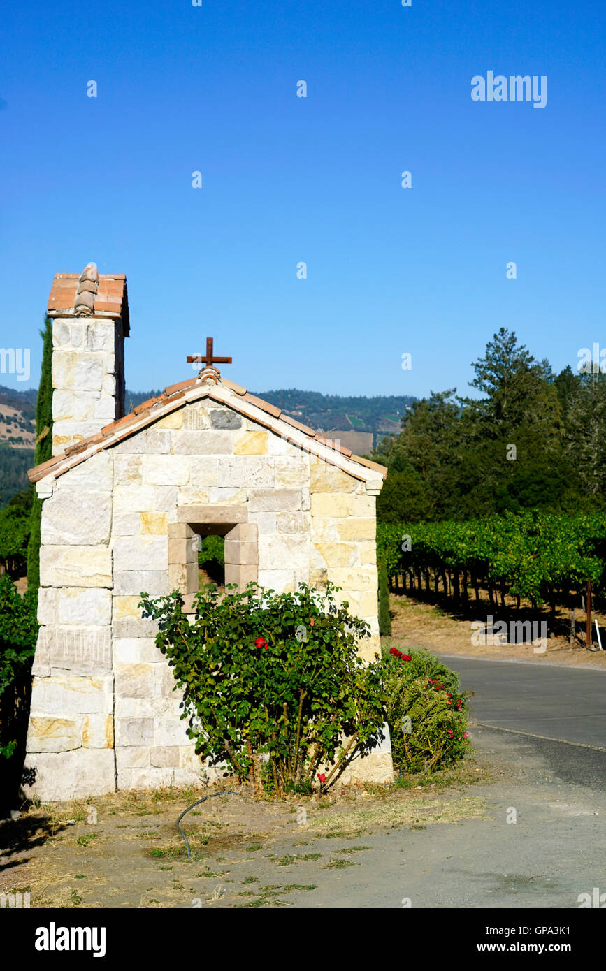 Kleine steinerne Kapelle und Weingut Castello di Amorosa Winery.Calistoga,Napa Valley.California,USA Stockfoto