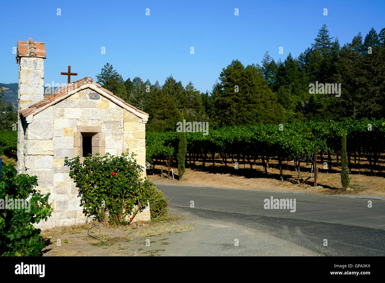 Kleine steinerne Kapelle und Weingut Castello di Amorosa Winery.Calistoga,Napa Valley.California,USA Stockfoto