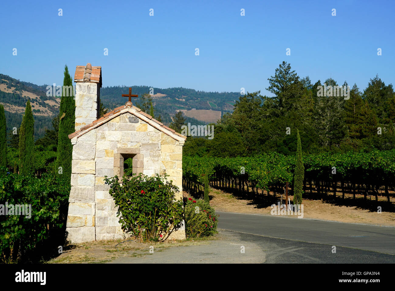 Kleine steinerne Kapelle und Weingut Castello di Amorosa Winery.Calistoga,Napa Valley.California,USA Stockfoto