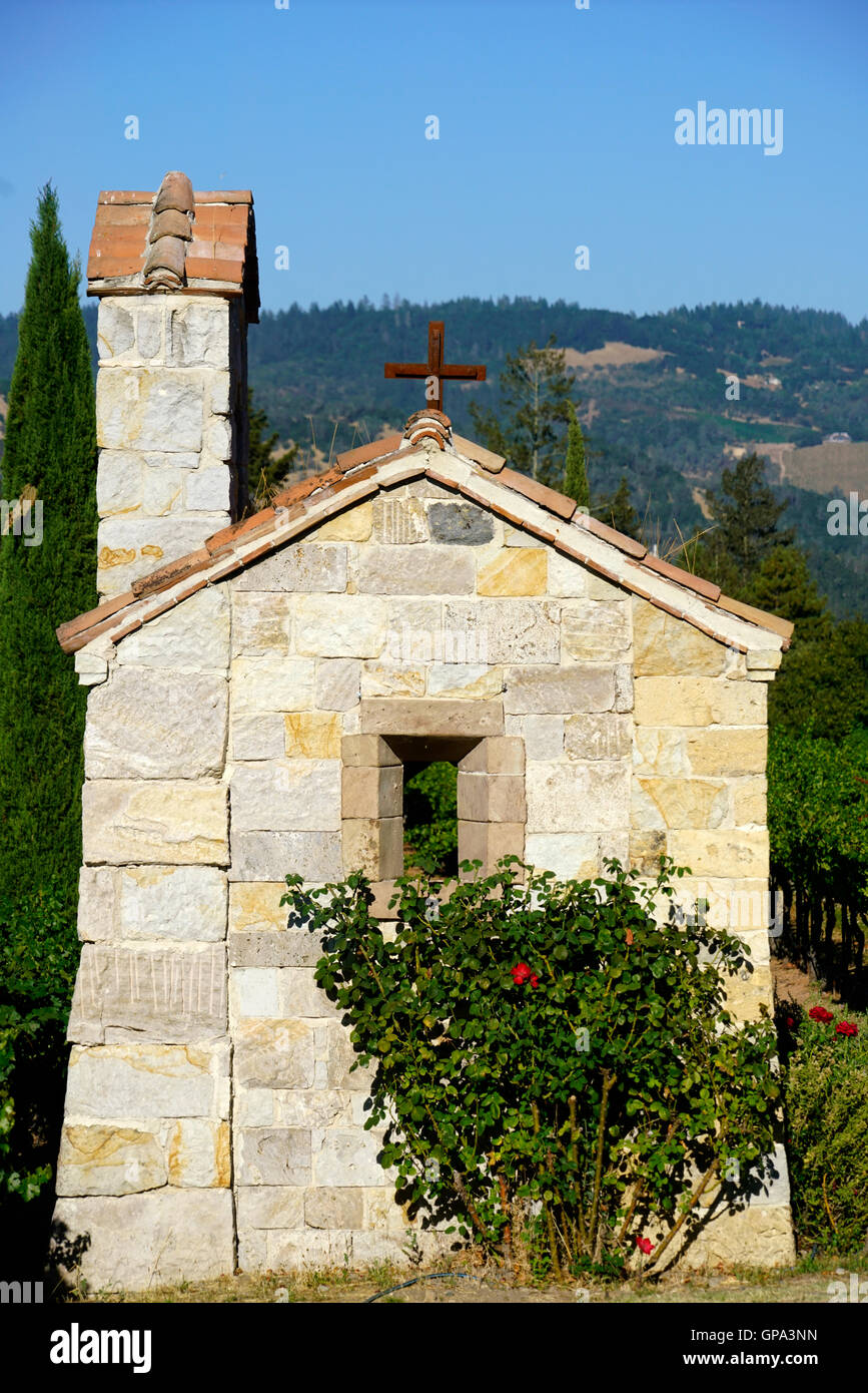 Kleine steinerne Kapelle im Weinberg des Castello di Amorosa Winery.Calistoga,Napa Valley.California,USA Stockfoto