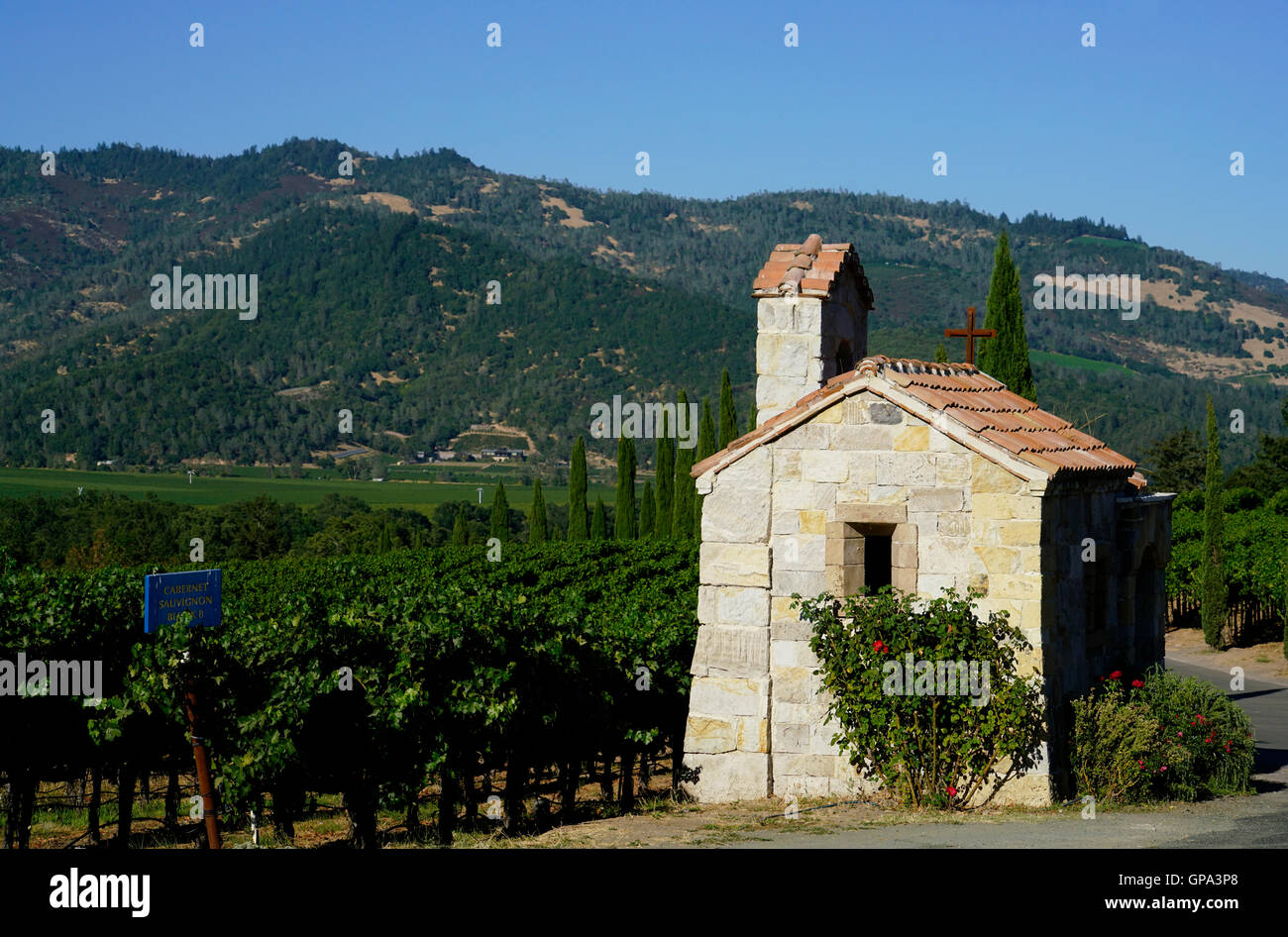 Kleine steinerne Kapelle und Weingut Castello di Amorosa Winery.Calistoga,Napa Valley.California,USA Stockfoto