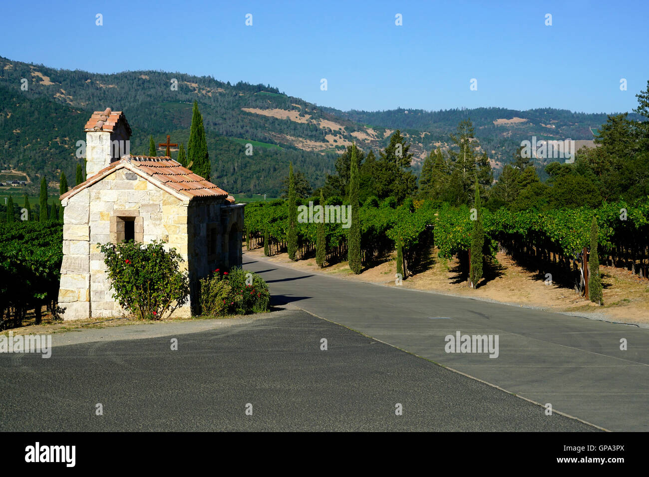 Kleine steinerne Kapelle und Weingut Castello di Amorosa Winery.Calistoga,Napa Valley.California,USA Stockfoto
