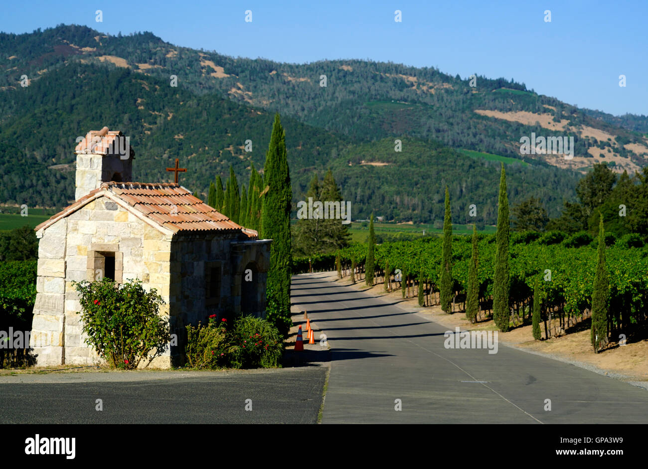 Kleine steinerne Kapelle und Weingut Castello di Amorosa Winery.Calistoga,Napa Valley.California,USA Stockfoto