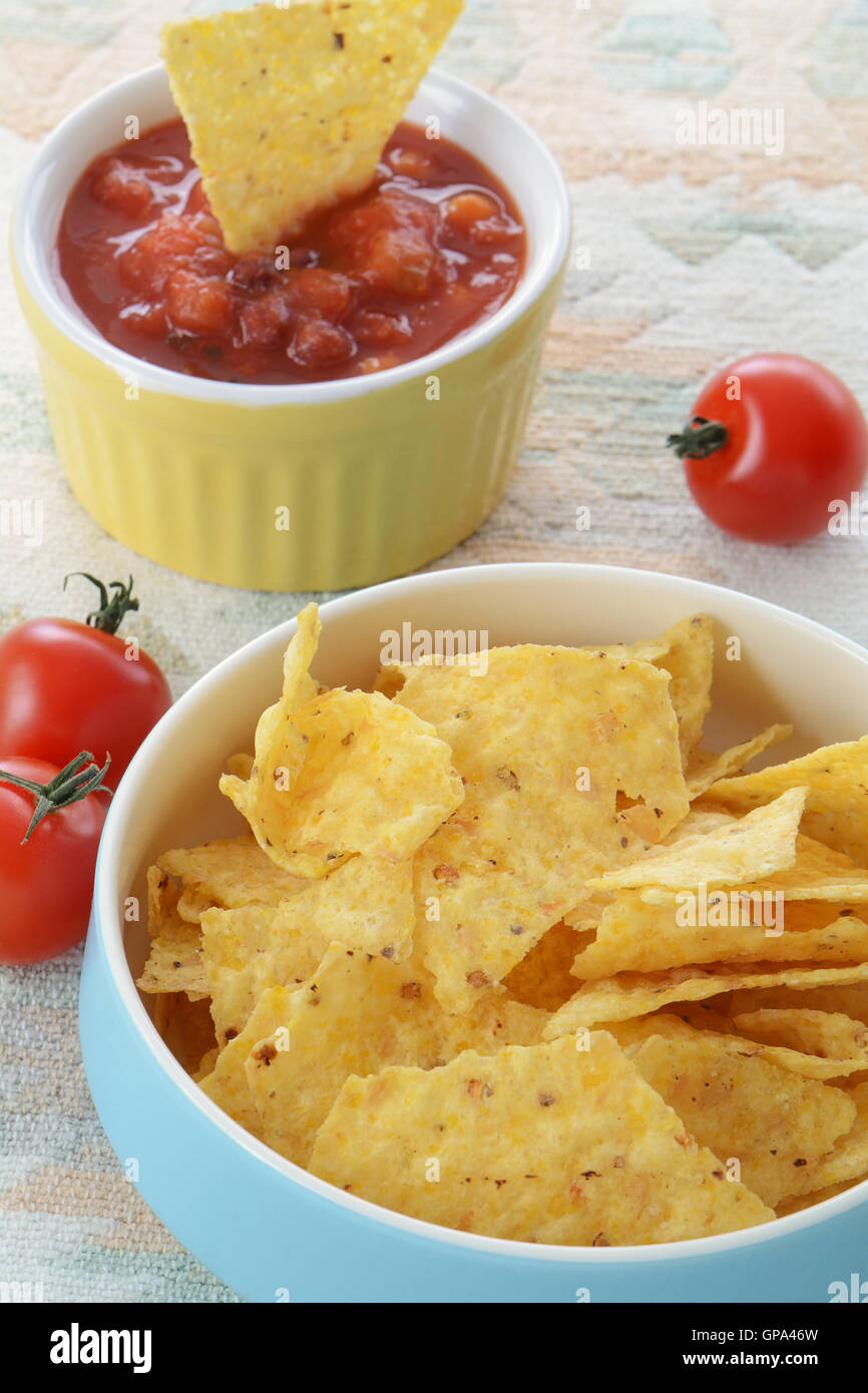 Bio Mais-Chips mit frischem hausgemachten Salsa in Hochformat Stockfoto