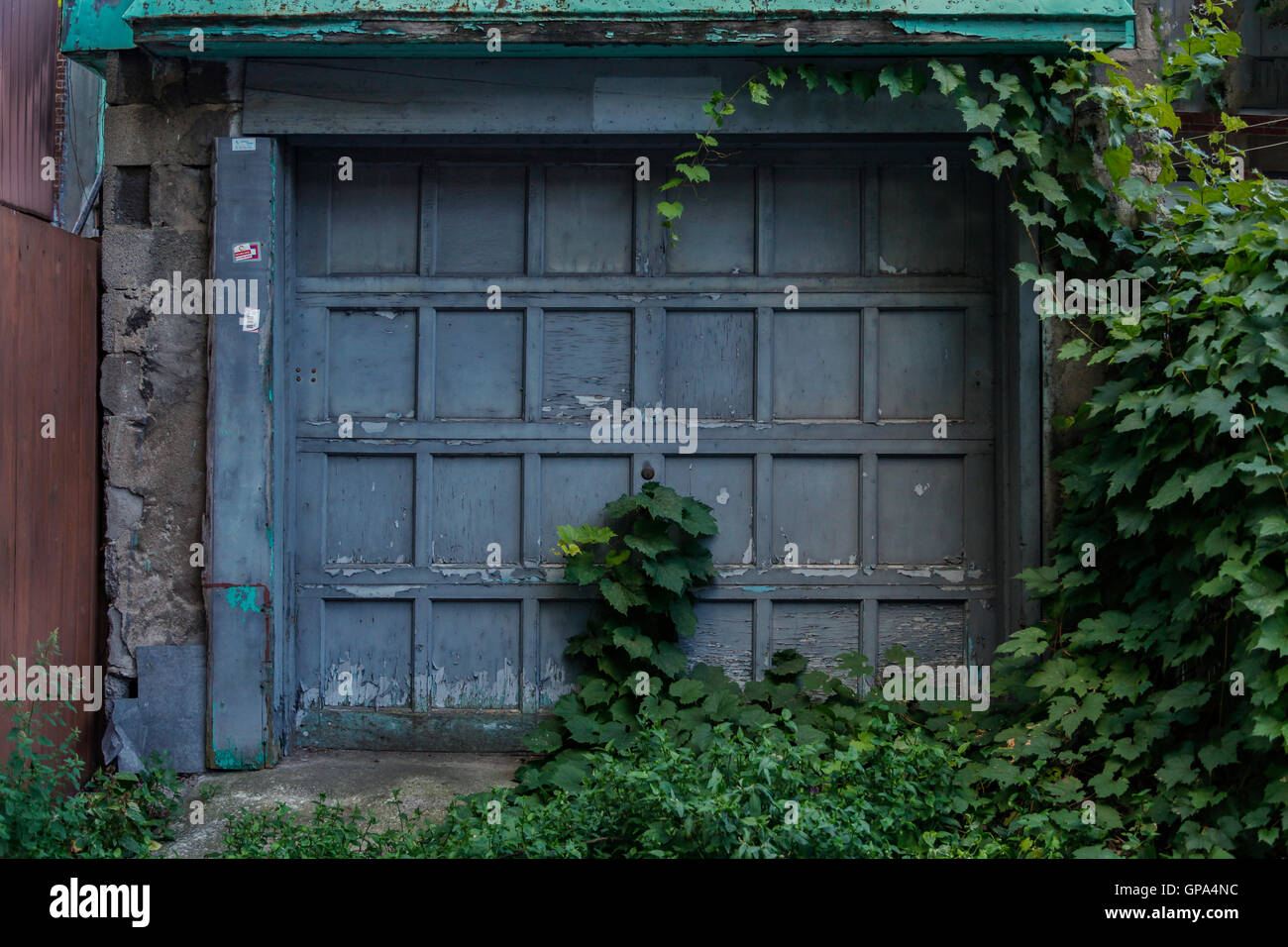 Einfahrt in ein Haus in Montreal Stadt vernachlässigt. Stockfoto