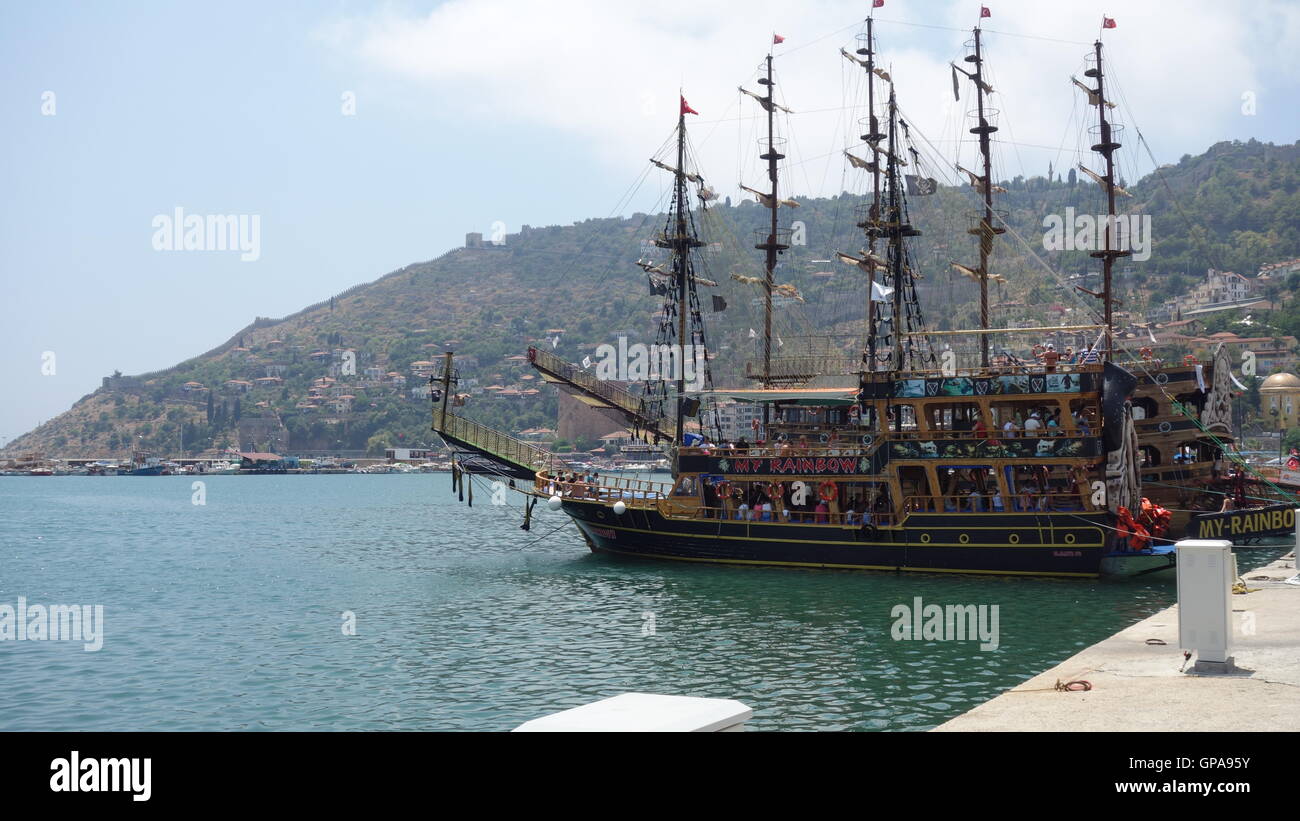 Schöne Piratenschiff im Toten Meer. Stockfoto