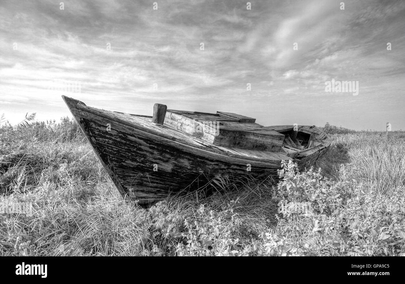 monochrom schwarz / weiß Infrarotfotografie Boot am Strand Stockfoto
