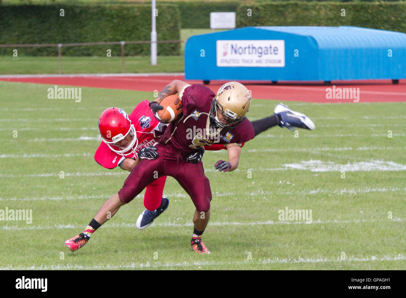 Fliegende Tackle in einem British American-Football-Spiel Stockfoto