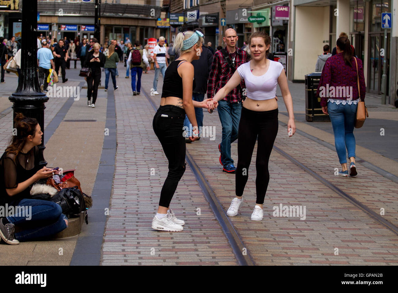 Zwei glückliche Liebe Canvassers, ein bisschen Spaß immer bereit, rauf und runter zu springen, während ihrer Mittagspause brechen in Dundee, Großbritannien Stockfoto