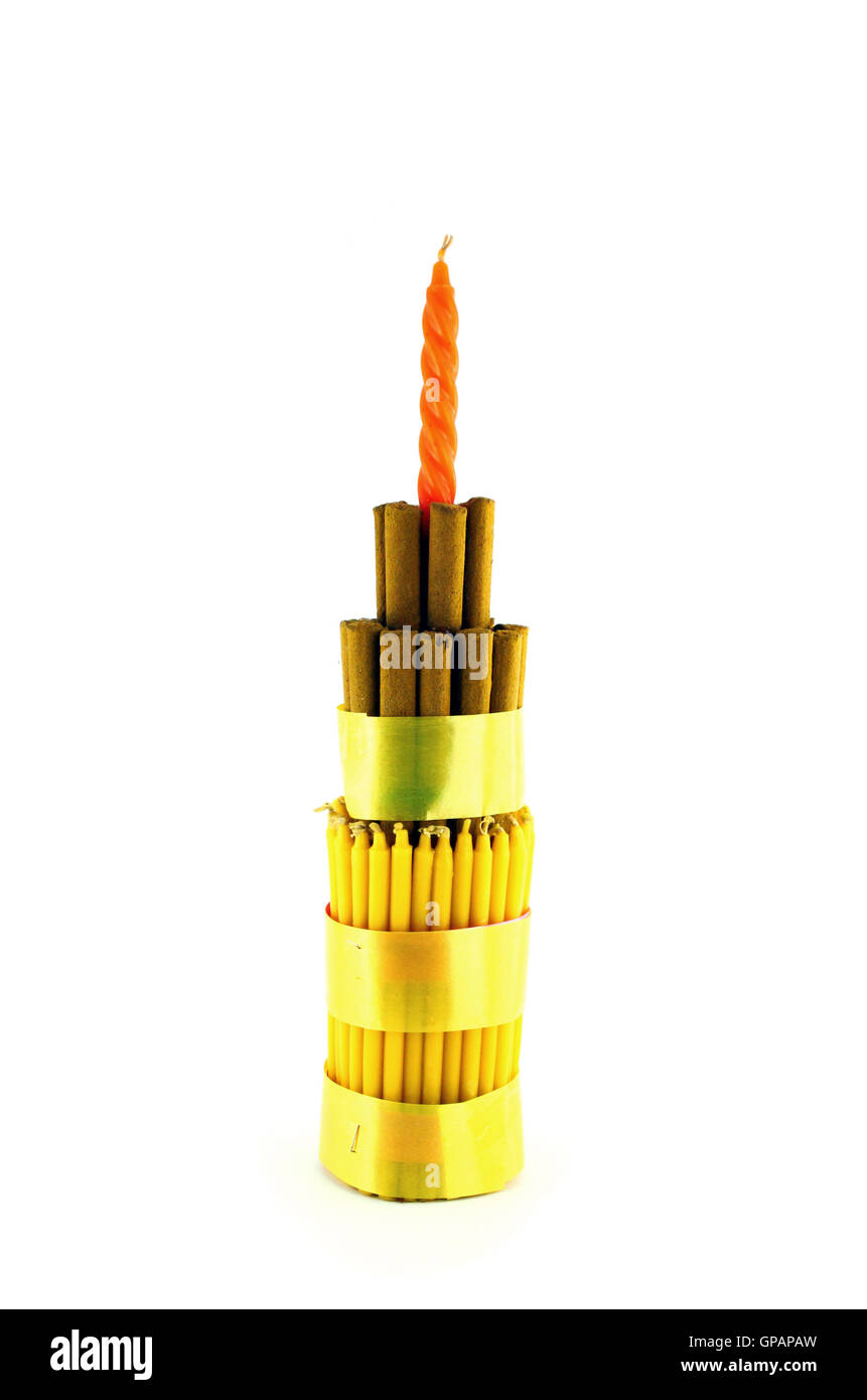 Weihrauch und Kerzen auf weißem Hintergrund für Loy Kratong festival Stockfoto