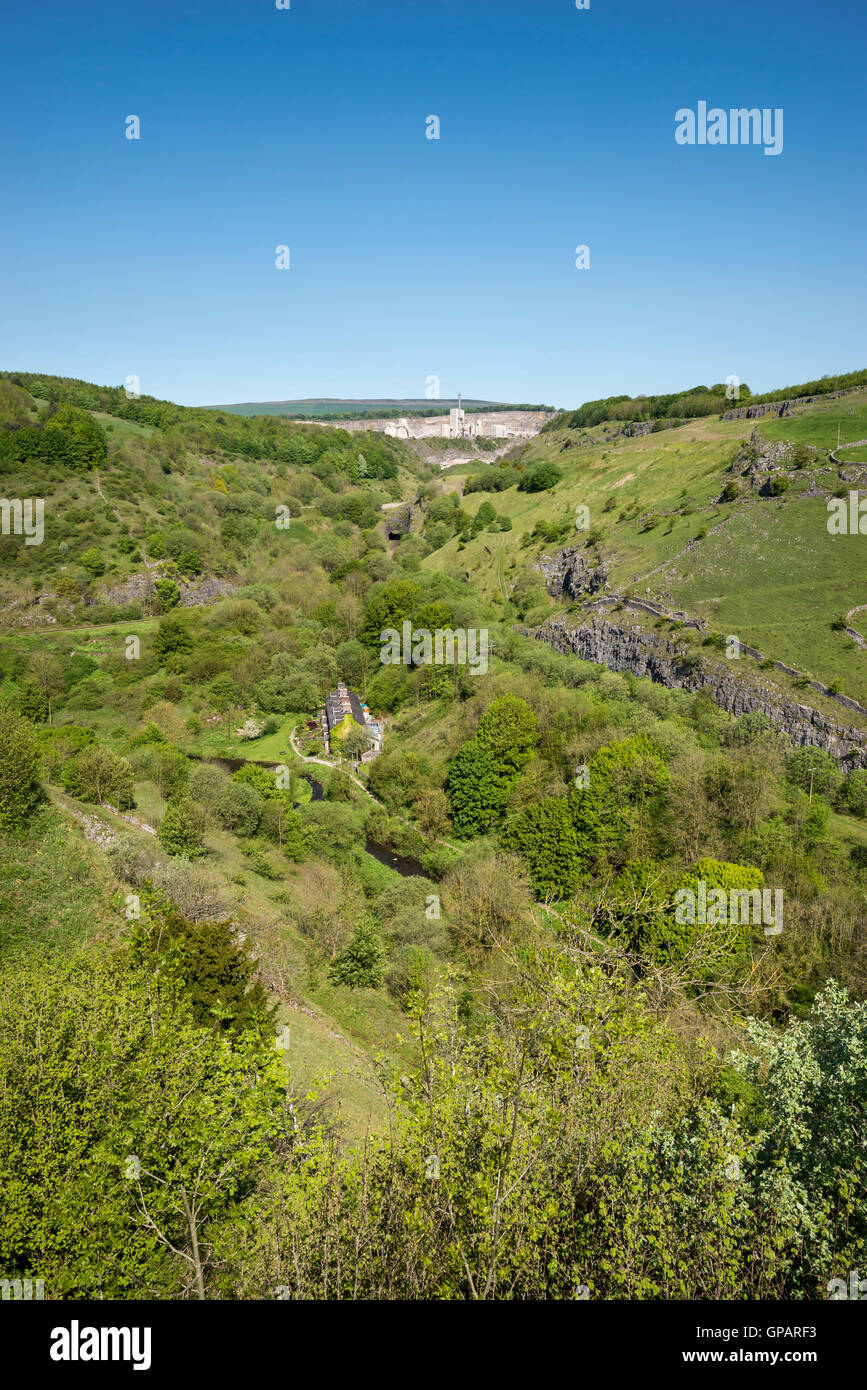Ansicht des Wye Dale mit Blackwell Mühle Hütten und Tunstead arbeitet in der Nähe von Buxton, Derbyshire. Stockfoto