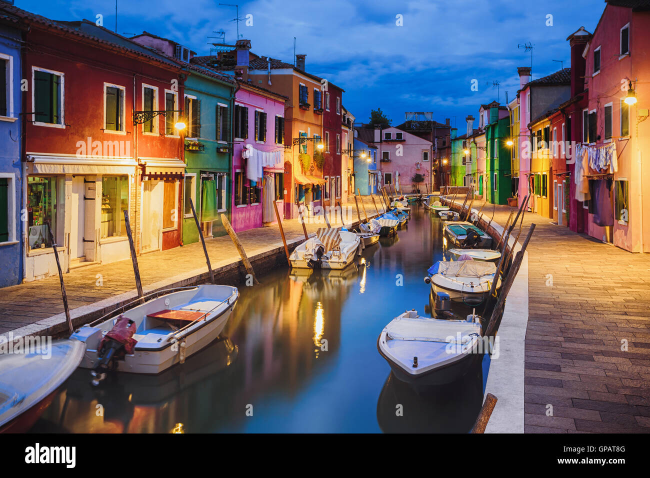 Bunter Abend Häuser auf der Insel Burano, Venedig Stockfoto