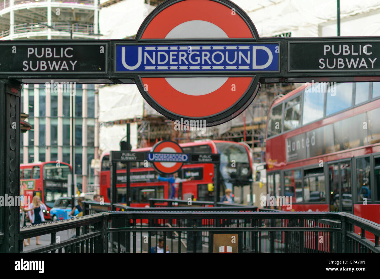 London, UK - 31. August 2016: Eingang zur U-Bahn-Station Monument mit der City of London red Bus im Hintergrund Stockfoto