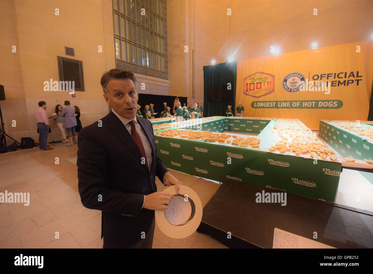 New York City, USA. 02. Sep, 2016. Major League Eating Gründer George Shea erläutert Plan für Hotdogs dargelegt. Unter der Leitung von Nathans berühmt George Shea, 2016 Hotdog Essen Champion Joey Chestnut, Nathans berühmt VP Scott Harvey & Guinness Book of World Records Richter Kim Borley, erzielte Nathans berühmt Hotdog einen offiziellen Weltrekord indem man 1916 Hotdogs Ende im Vanderbilt Zimmer im Grand Central Terminal. Bildnachweis: Andy Katz/Pacific Press/Alamy Live-Nachrichten Stockfoto