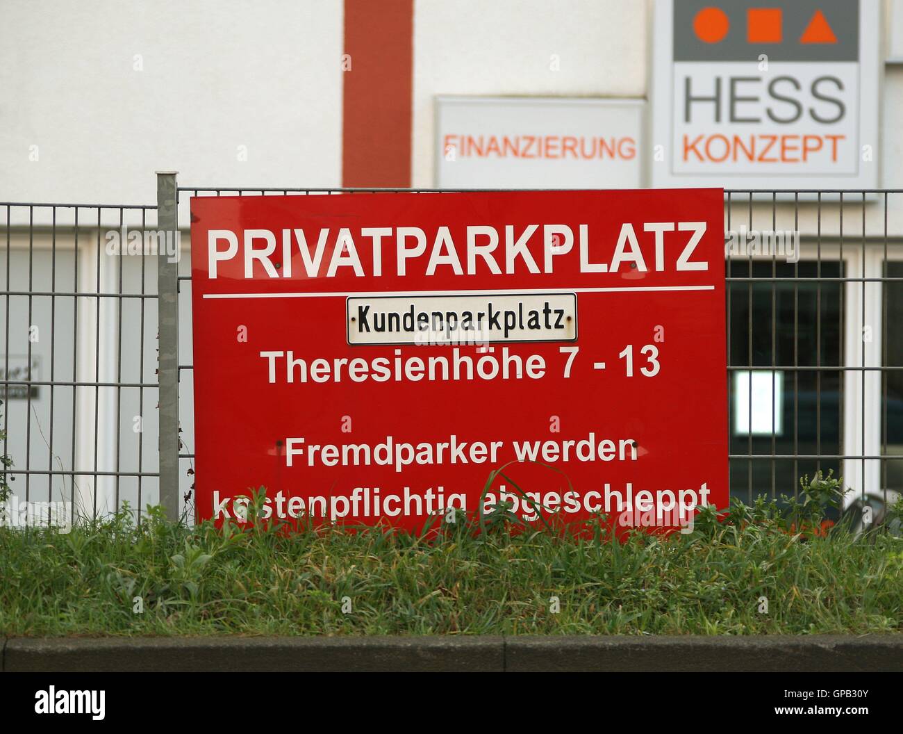 Privat Parkplatz-Hinweisschild vor einem Geschäft auf Theresienhohoe in der Stadt Köln Köln Nordrhein-Westfalen Deutschland EU 2015 Stockfoto