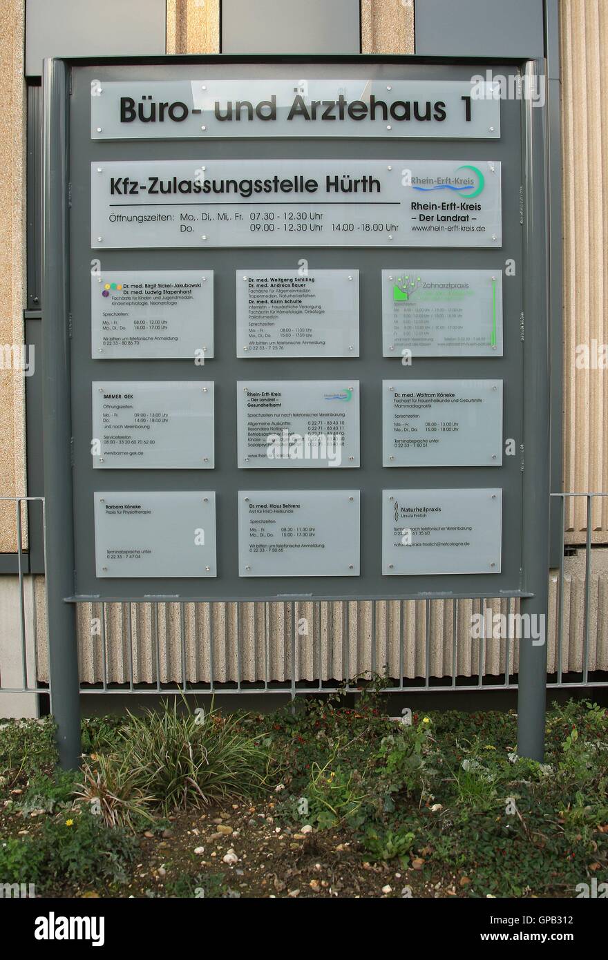 Ärzte Medizinzentrum und Unternehmen Werbetafel auf Theresienhöhe in der Stadt Köln Köln Nordrhein-Westfalen Deutschland EU 2015 Stockfoto