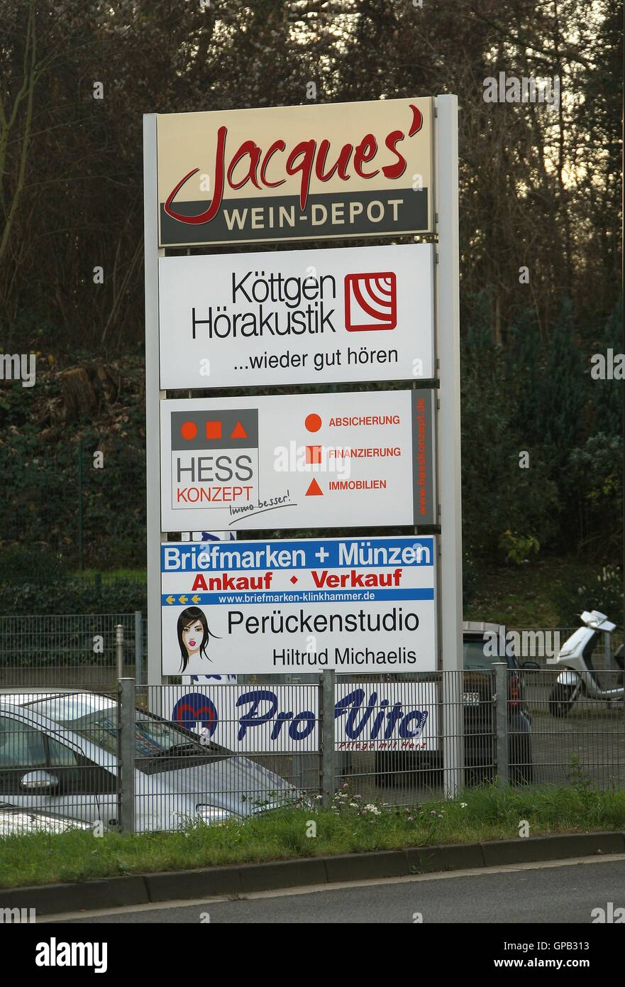 Geschäfte und Unternehmen Werbetafel außerhalb eines Gewerbeparks auf der Theresienhöhe in der Stadt Köln Köln Nordrhein-Westfalen Deutschland EU 2015 Stockfoto