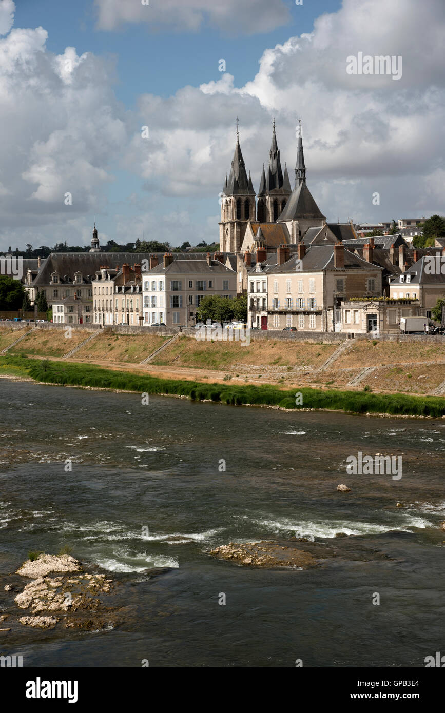 Blois Frankreich - das königliche Schloss und die Kirche des Heiligen Nikolaus mit Blick auf die Loire in Blois, Frankreich Stockfoto