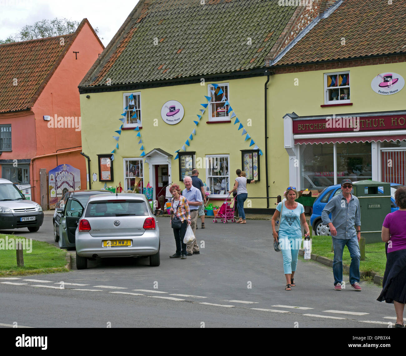 Burnham Market Sommer Shopper Stockfoto