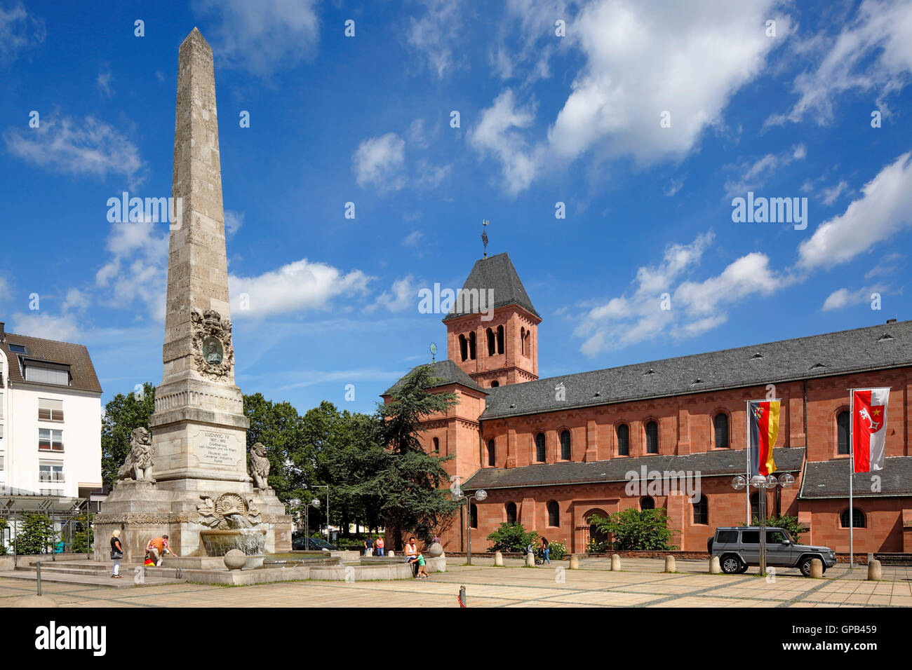 Ludwigsdenkmal Auf Dem Ludwigsplatz Zu Ehren Ludwig IV. Grossherzog von Hessen Und Bei Rhein, Dahinter Die Kirche St. Martin, Katholische Pfarrkirche, Stockfoto