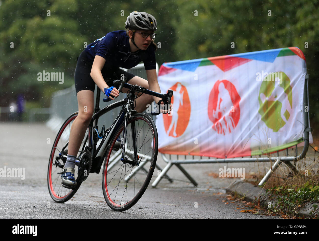 Ein Radfahrer aus Schottland konkurriert in der Straße Sprint-Studien am Tag drei der Spiele 2016 Schule an der Loughborough University, Loughborough Stockfoto