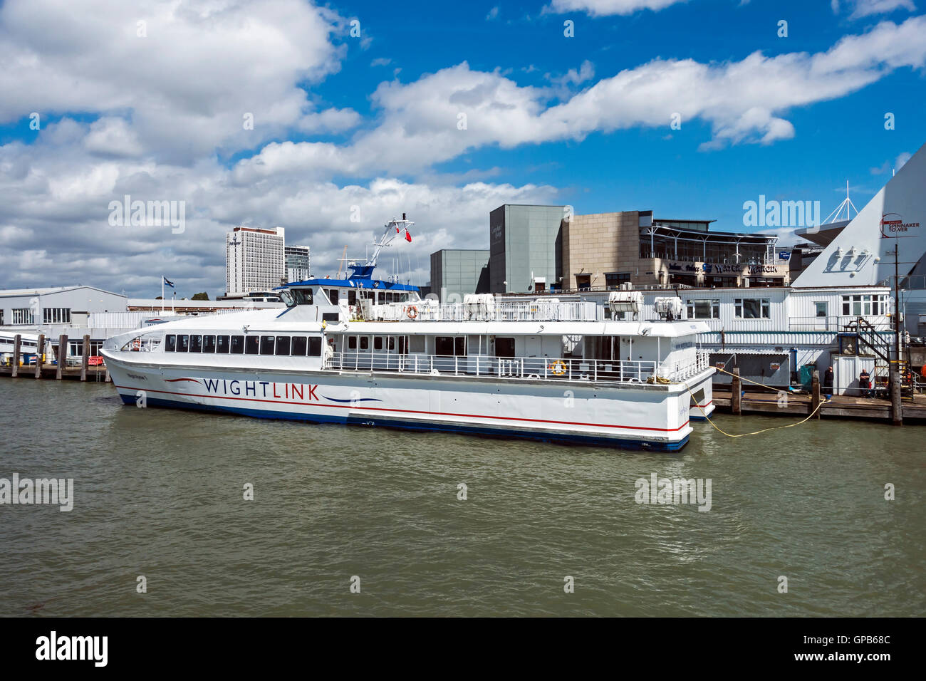 Wightlink Wight Ryder vertäut ich am Terminal im Hafen von Portsmouth Portsmouth England Stockfoto