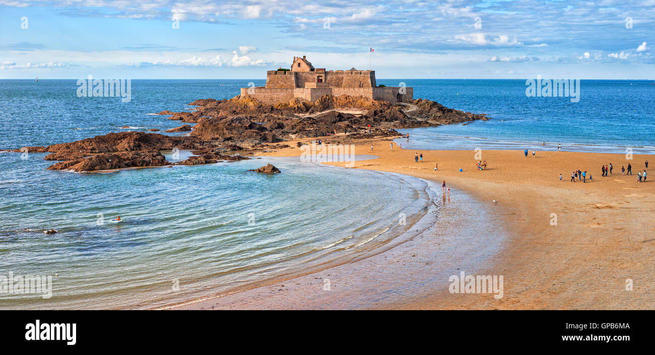 Atlantikstrand unterhalb der mittelalterlichen nationalen Fort auf Petite werden Insel im Ärmelkanal, Saint Malo, Bretagne, Frankreich Stockfoto