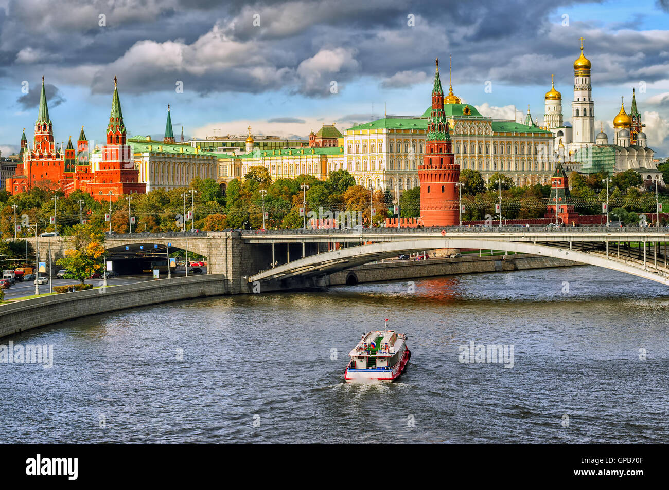 Rote und weiße Türme des Moskauer Kremls über die Moskwa, Moskau, Russland Stockfoto