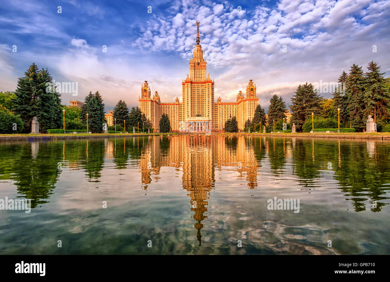 Neoklassischen Moskauer staatliche Universität (MGU) aufbauend auf Vorobyevy Gory, spiegelt im See, Russland Stockfoto