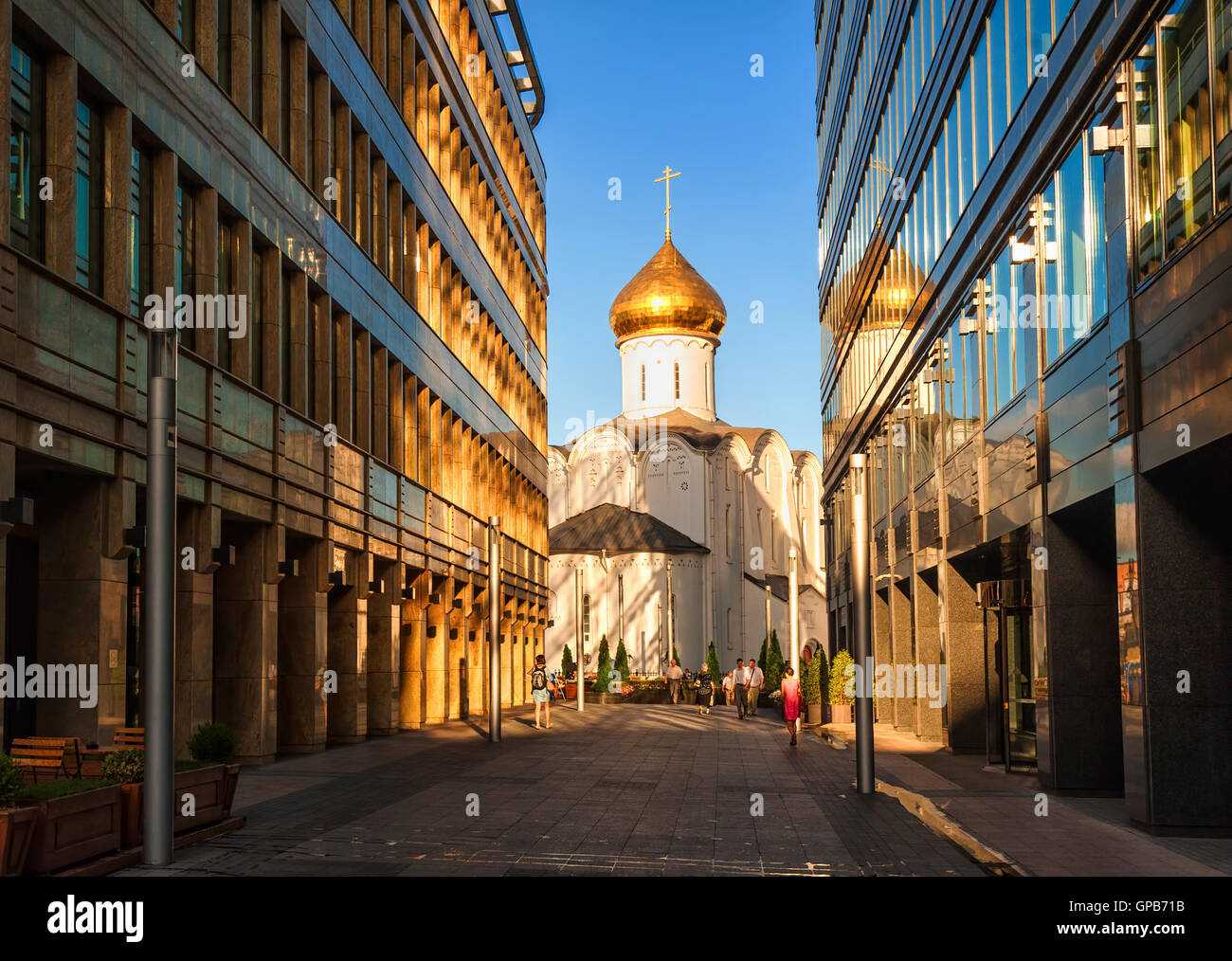 Orthodoxe Kirche unter der Bürogebäude in Moskau, Russland Stockfoto