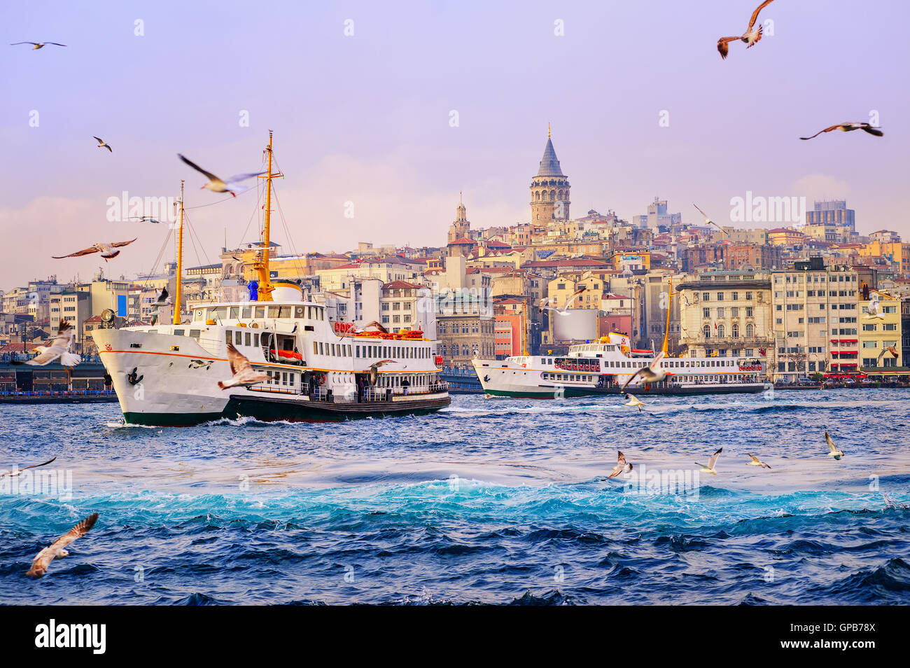Schiffe, die über das Goldene Horn, Istanbul, Türkei Stockfoto