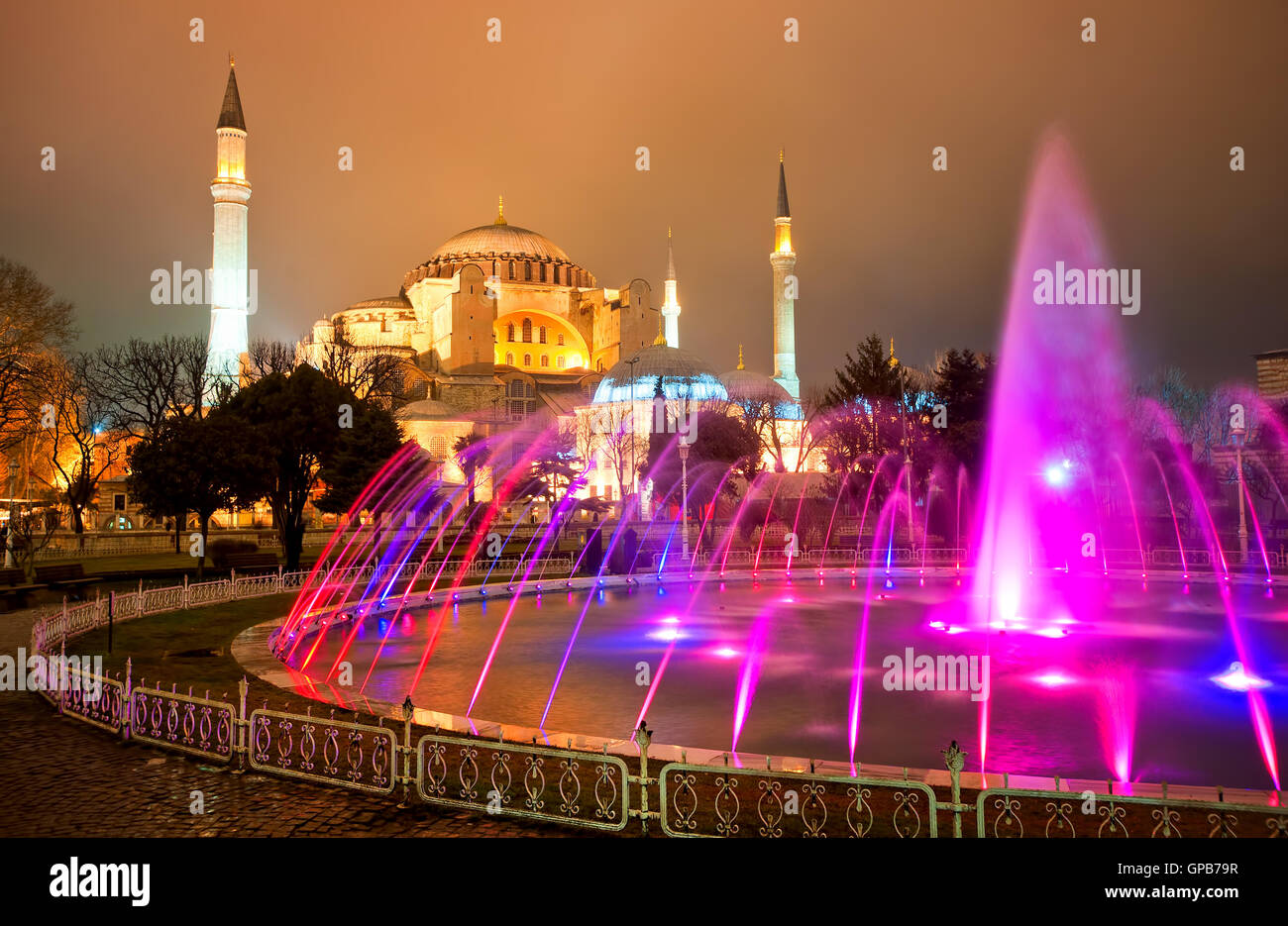 Hagia Sophia wurde als christliche Kathedrale erbaut, diente als kaiserliche Moschee und ist heute ein berühmtes Museum in Istanbul, Türkei Stockfoto