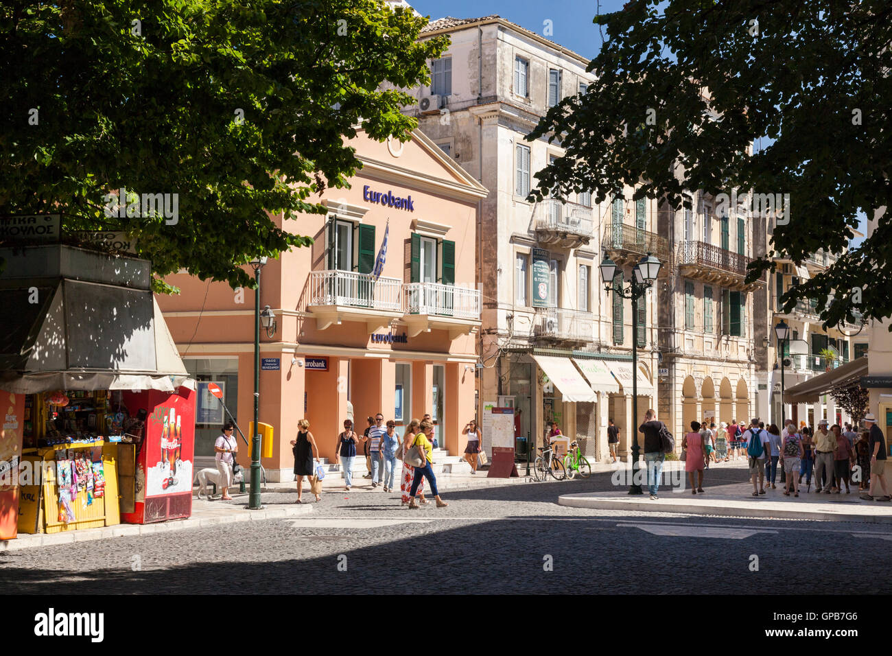 Shopper und Touristen in Korfu-Stadt, Sommer, Korfu, Griechenland Stockfoto